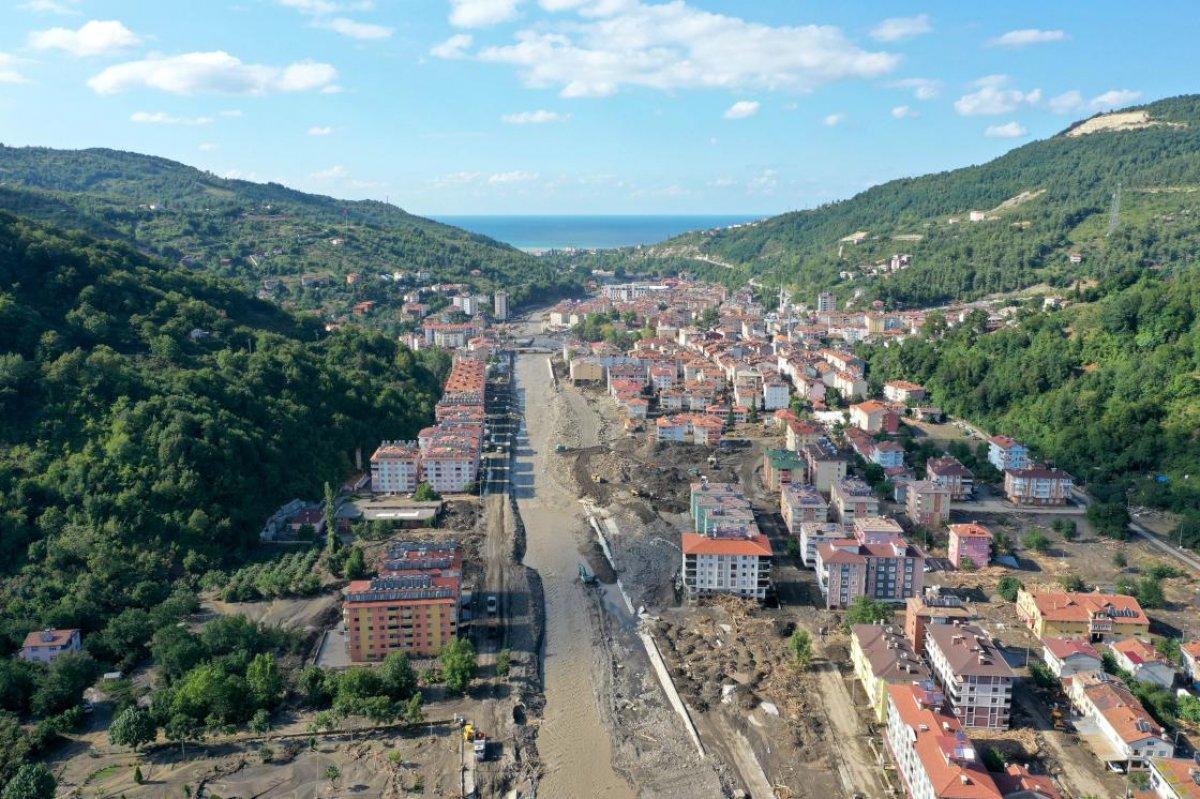 Bozkurt'ta Ezine Çayı'nın yatağı, selde 40 metre genişledi