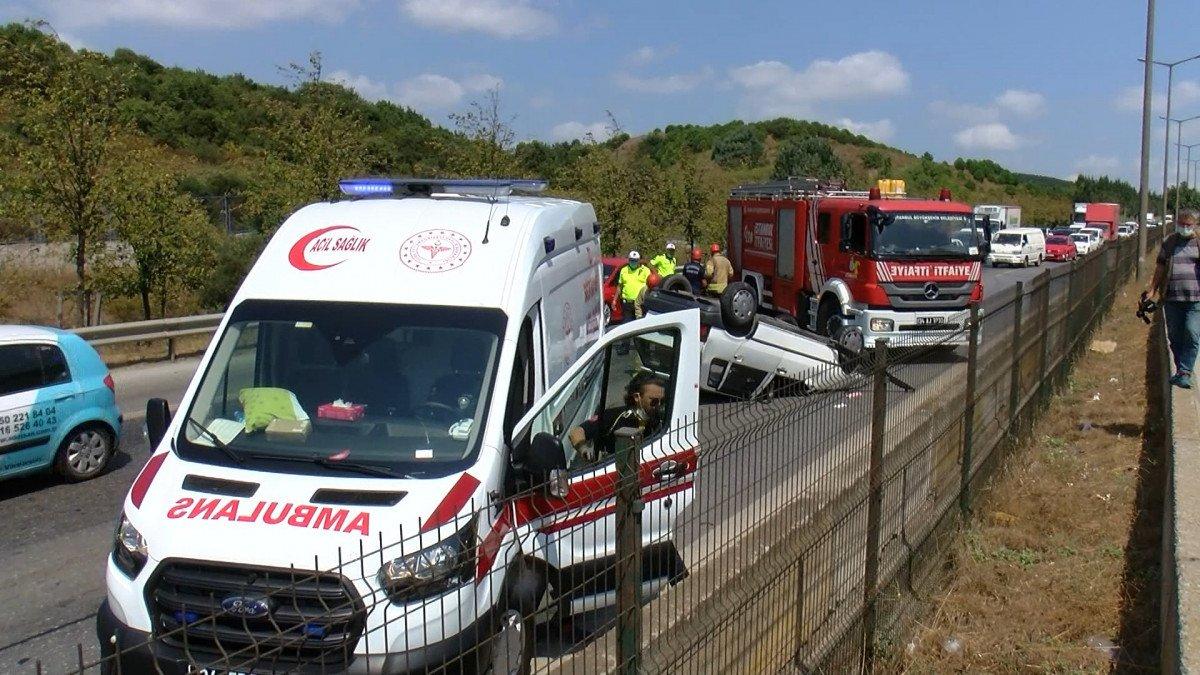 Kartal’da otomobil takla attı, trafik kilitlendi