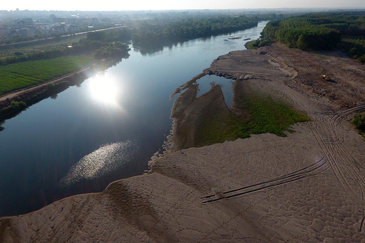 Kuraklık nedeniyle Meriç ve Tunca nehirlerindeki kum adacıkları genişliyor