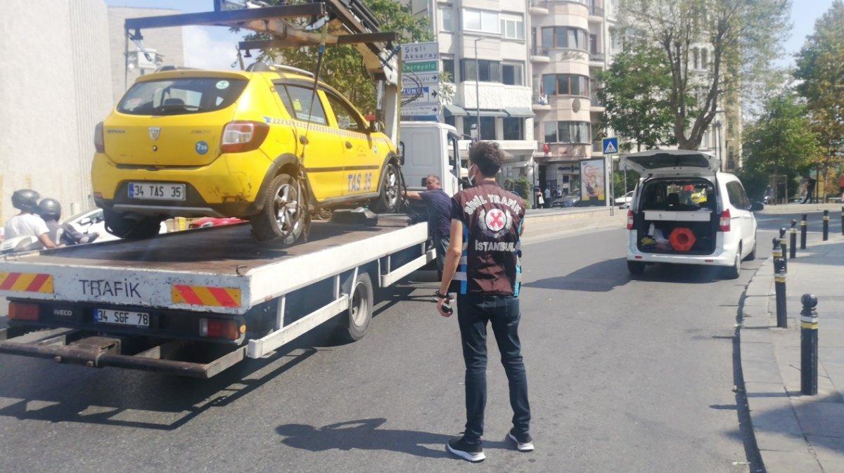 Beyoğlu'nda turistleri mağdur eden taksici trafikten men edildi