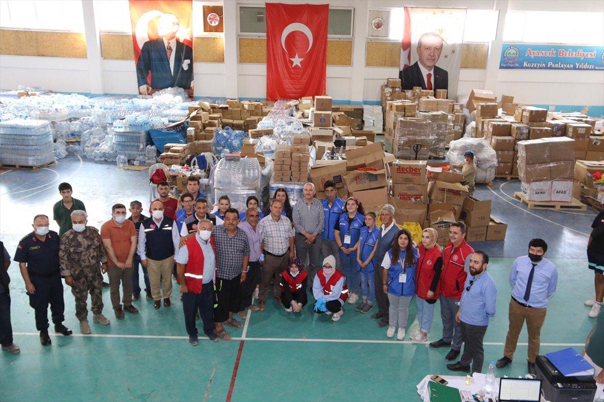 Süleyman Soylu selde gönüllü çalışan gençleri helikoptere bindirdi