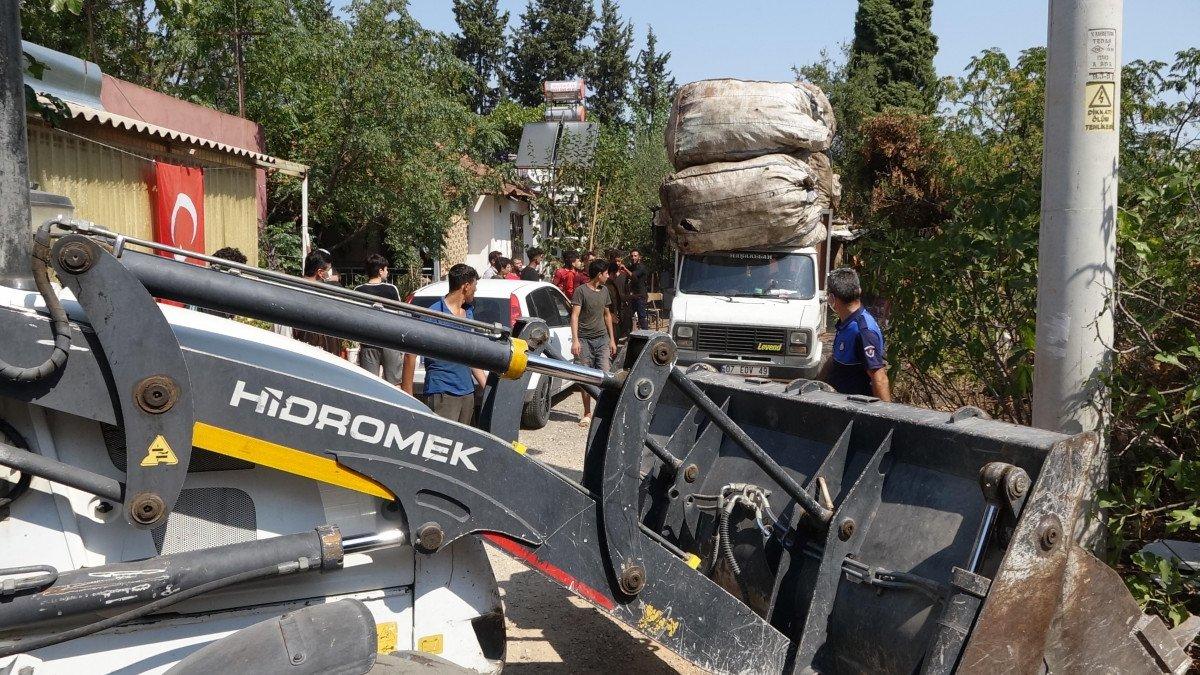 Antalya’da mahalleye çöp yığdılar, ekiplere taş ve sopa ile saldırdılar