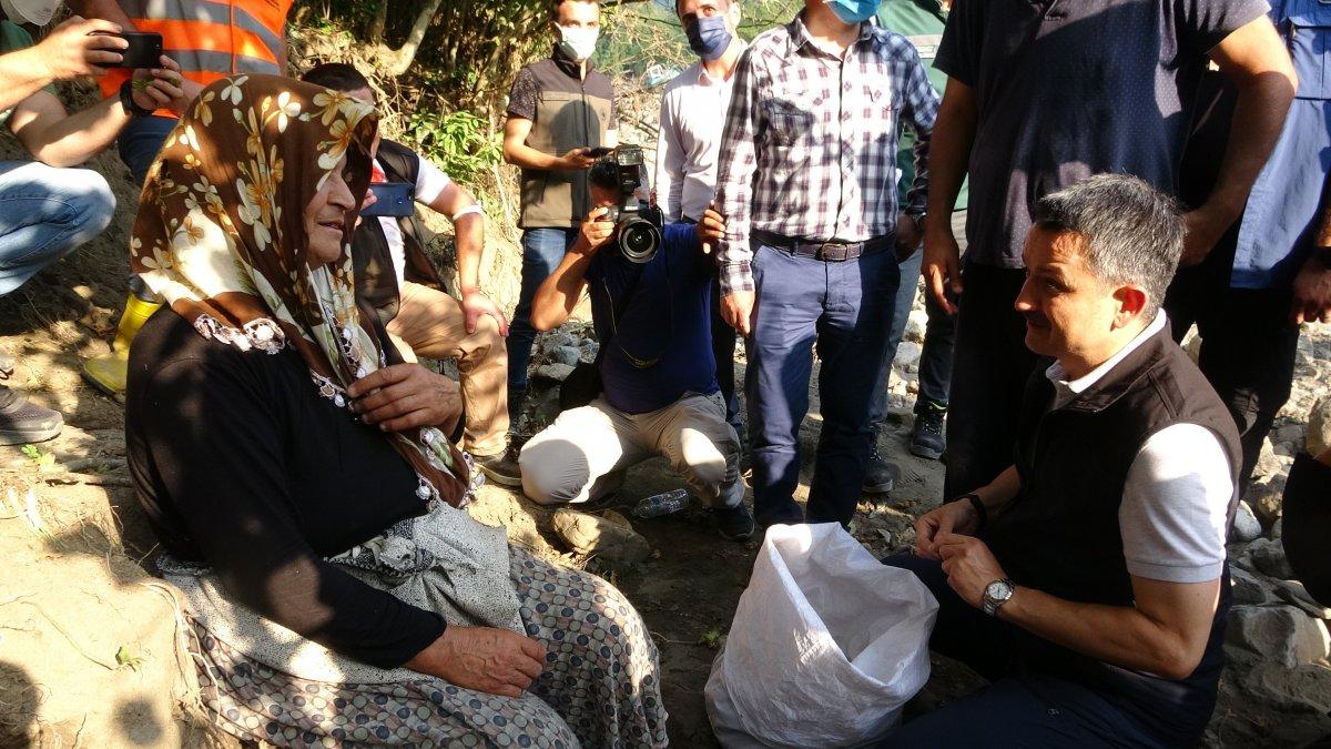 Kastamonu'da selzede vatandaştan Bekir Pakdemirli'ye: Bize bir sizden fayda var