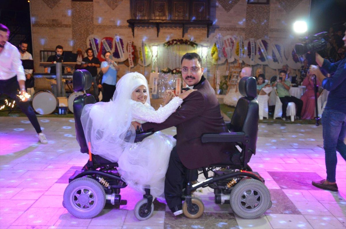 Manisa'da bedensel engelli çift, evlendi
