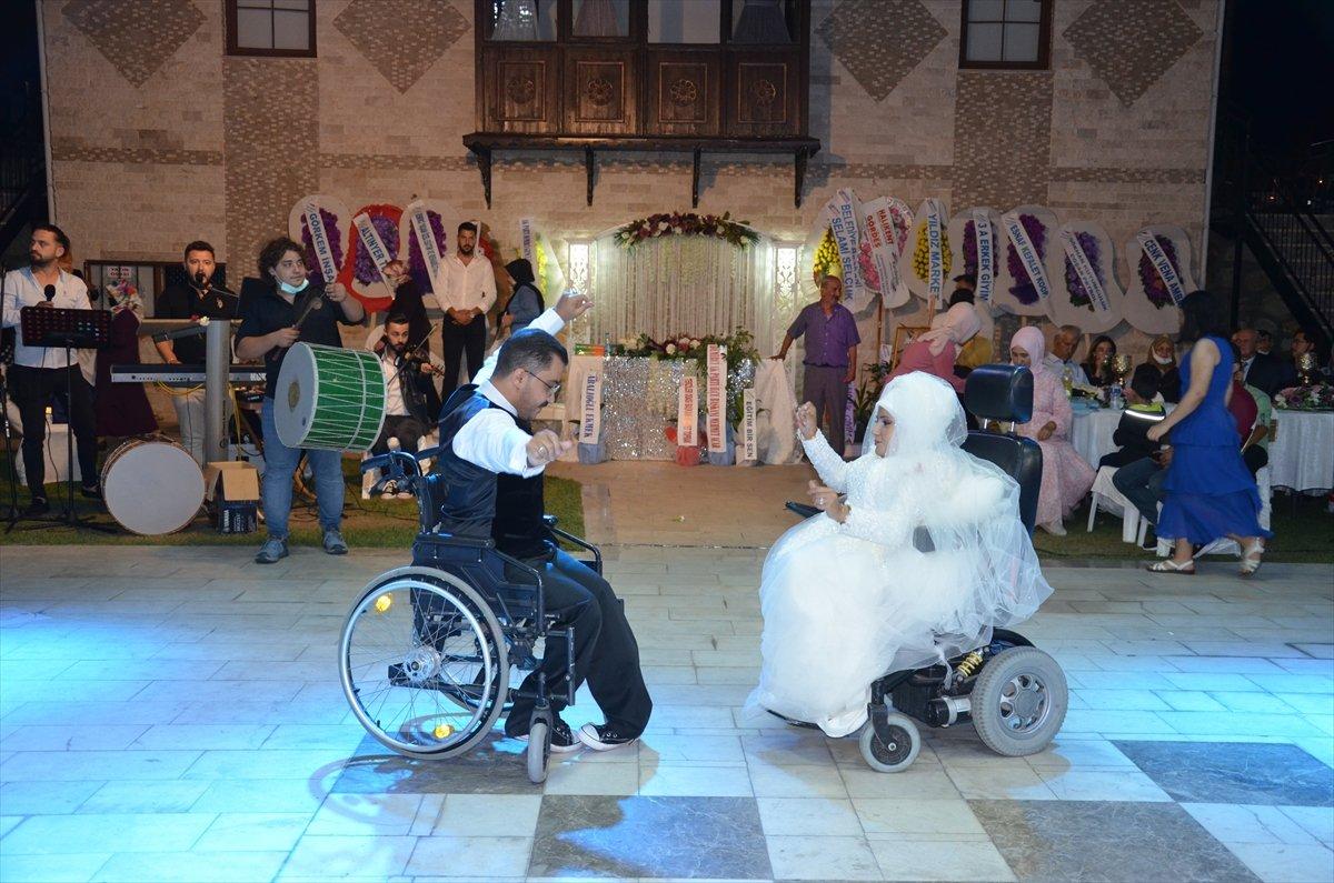 Manisa'da bedensel engelli çift, evlendi
