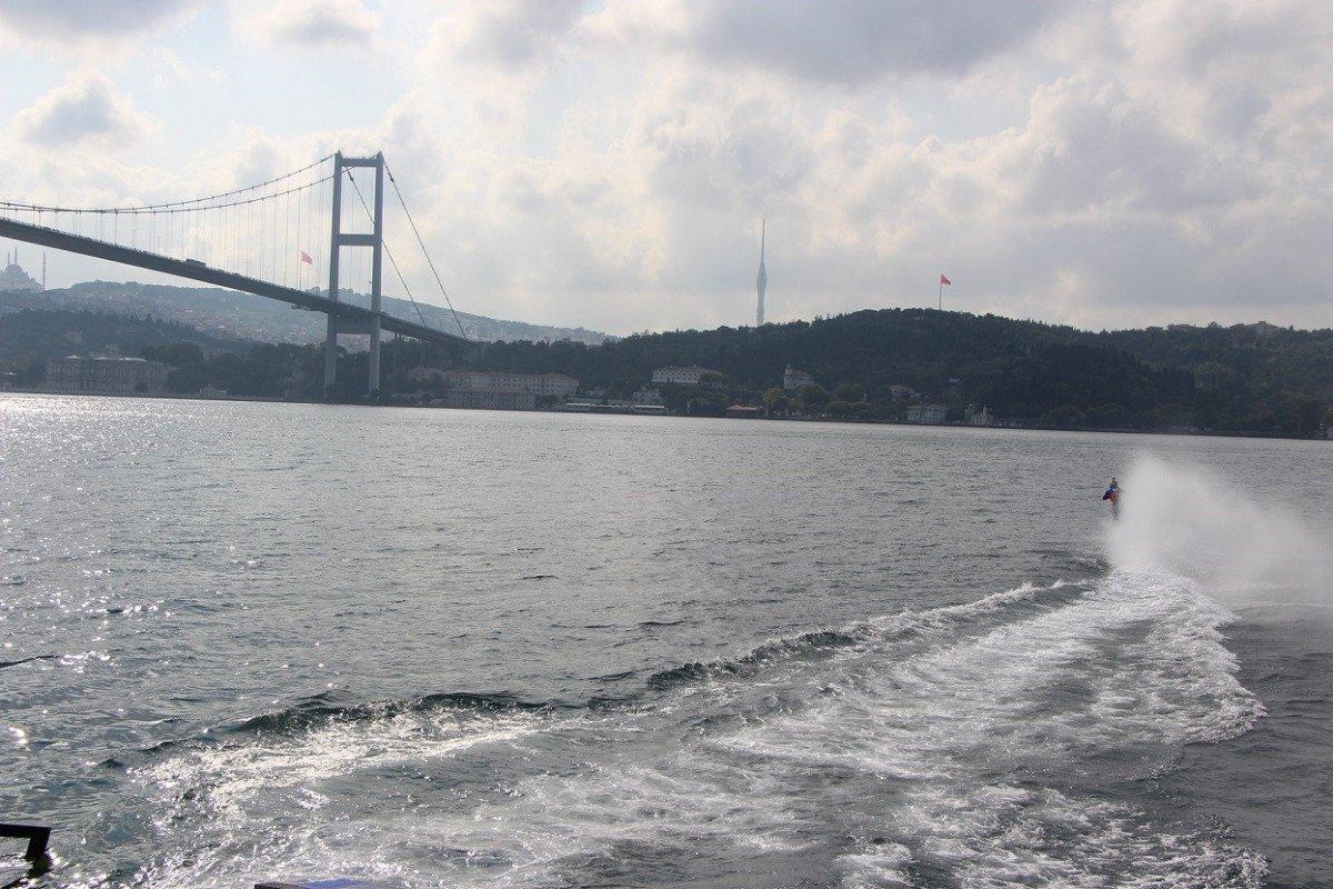 Motokros efsanesi Robbie Maddison, İstanbul Boğazı'nı su üstünde geçti