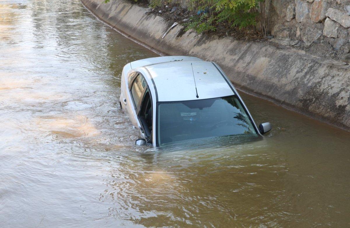 Malatya’da kafa kafaya çarpışan iki araç, kanala uçtu