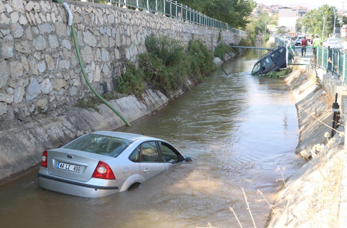 Malatya’da kafa kafaya çarpışan iki araç, kanala uçtu