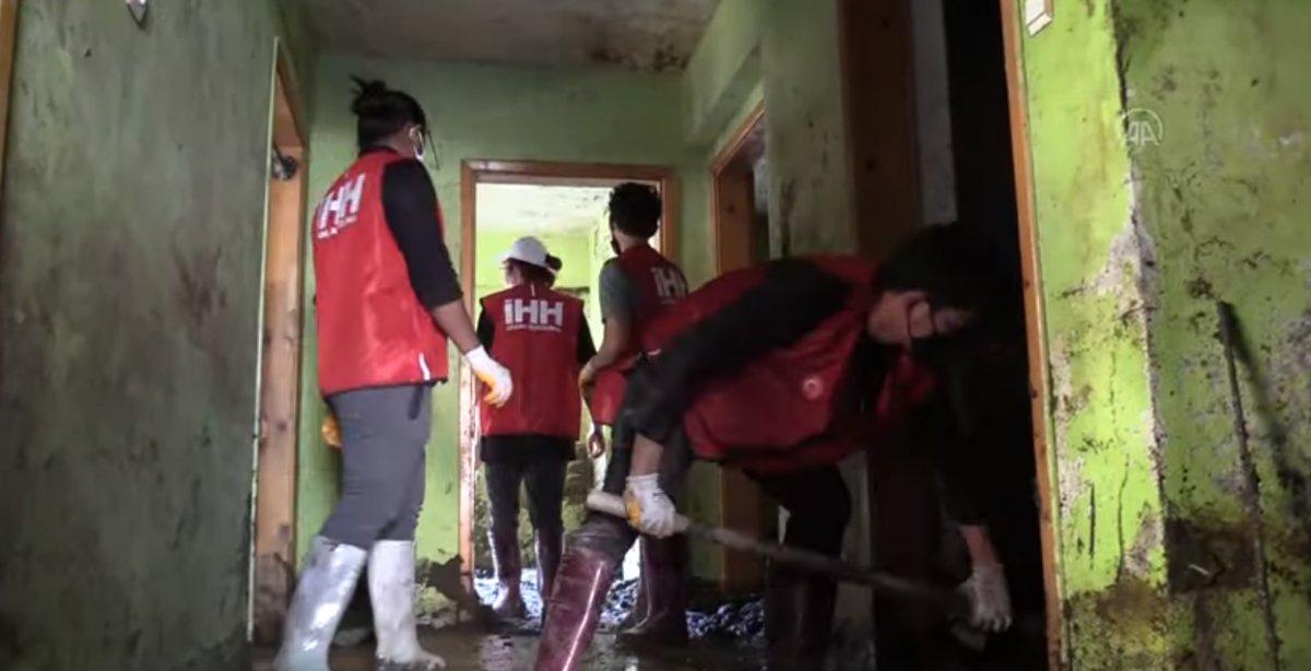 Türkiye'de eğitim alan yabancı öğrenciler Bozkurt'a yardıma gitti