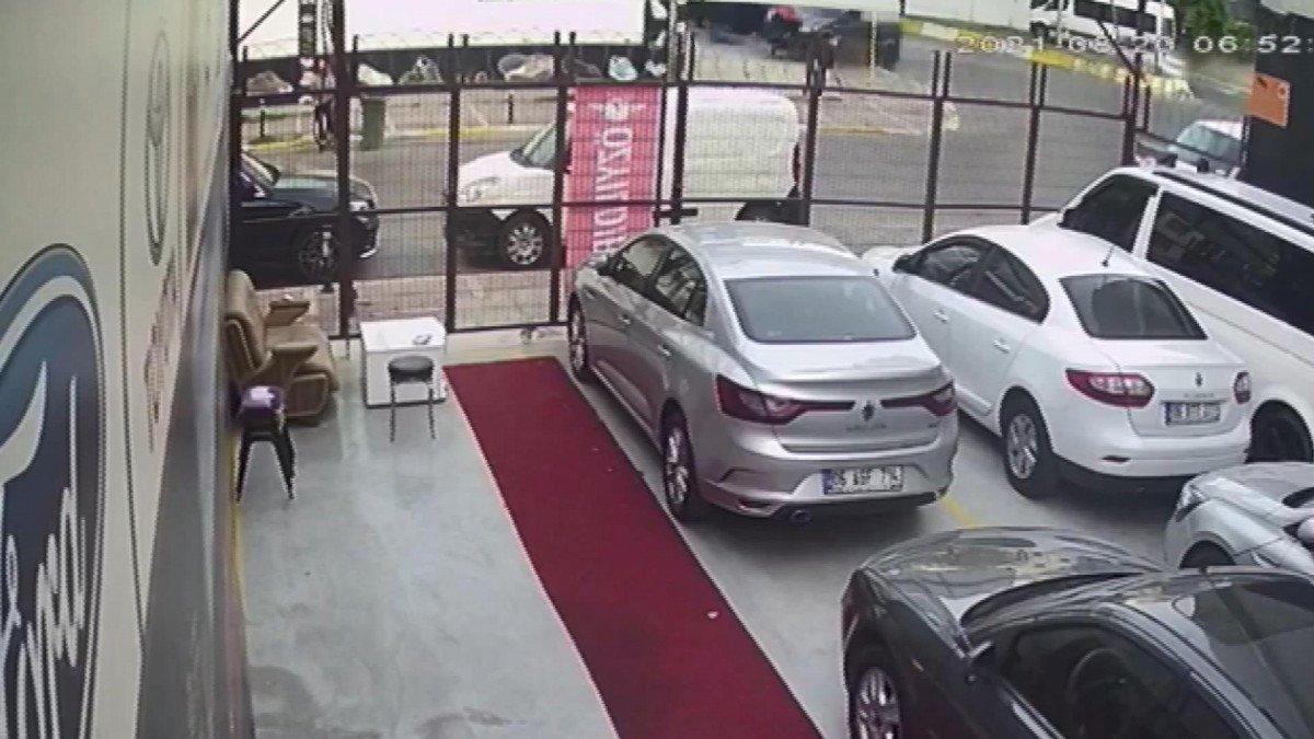 Esenyurt'ta ehliyetsiz sürücü yayaya çarpıp kaçtı