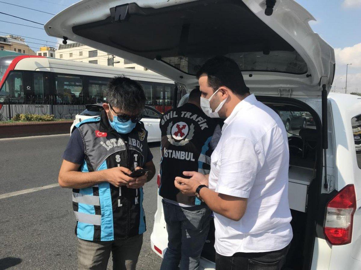 Eminönü’nde sivil ekipler taksileri denetledi