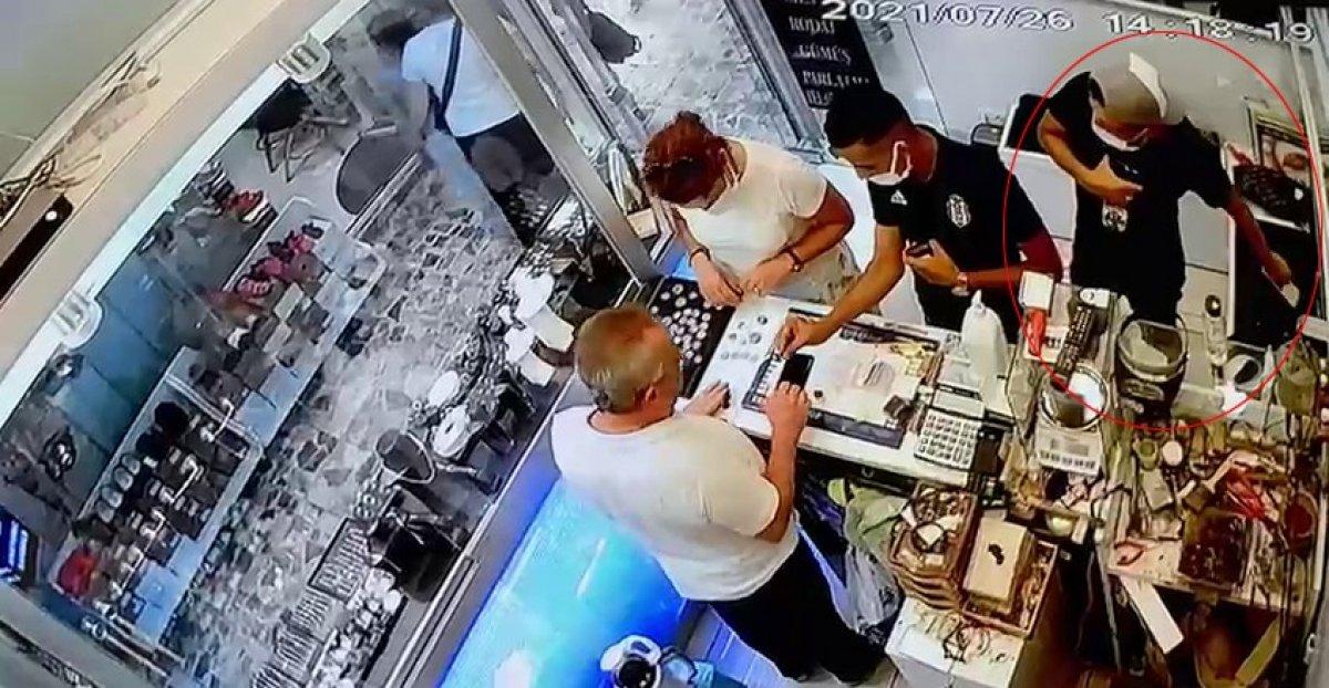 Şişli’de yabancı uyruklu hırsız kuyumcudan telefon çaldı