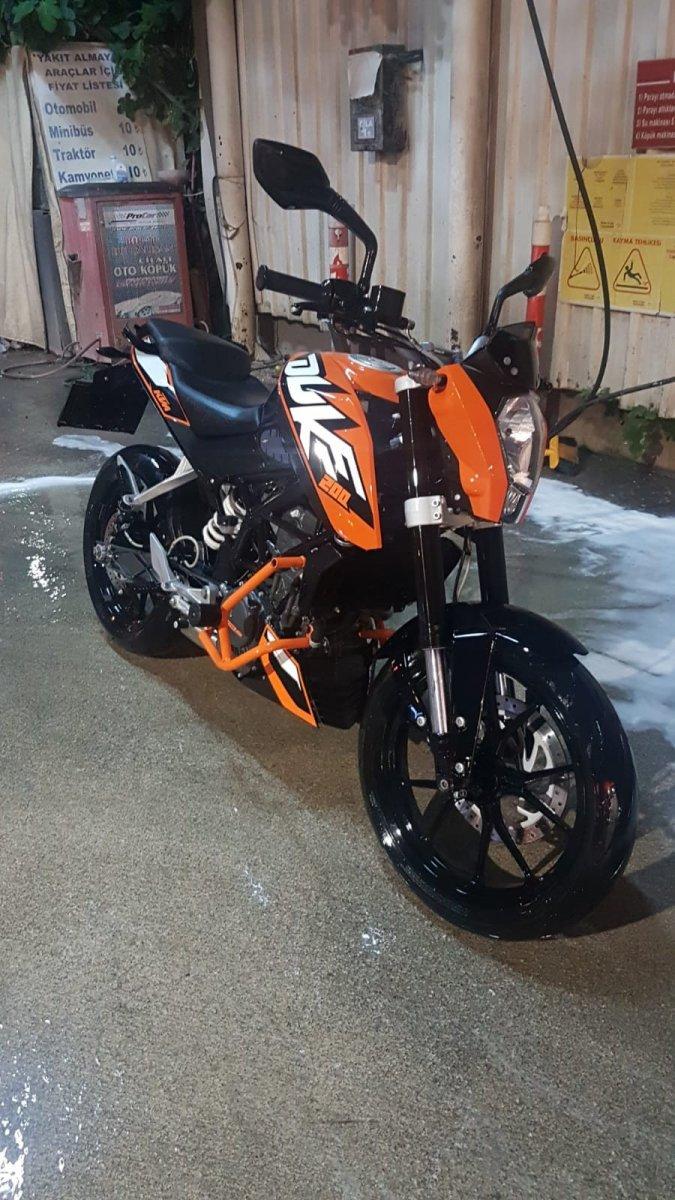 Bursa'da hırsız, 35 bin liralık motosikleti çalmak için 1 saat zincir kırdı