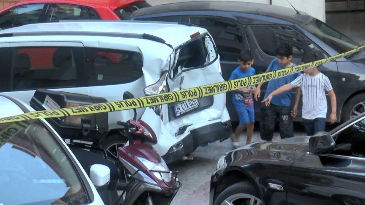 Kağıthane'de park halindeki kamyonet, araçlara ve inşaat iskelesine çarptı