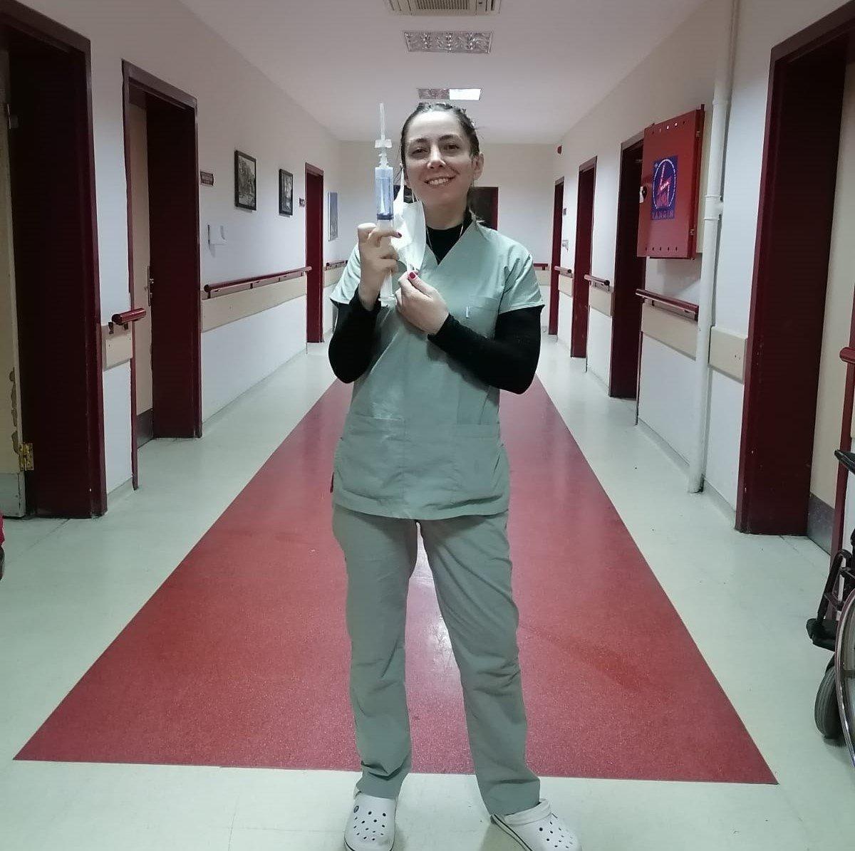 Su Emin, kendisini tedavi eden Mehmet Şükrü Sever'in meslektaşı oldu