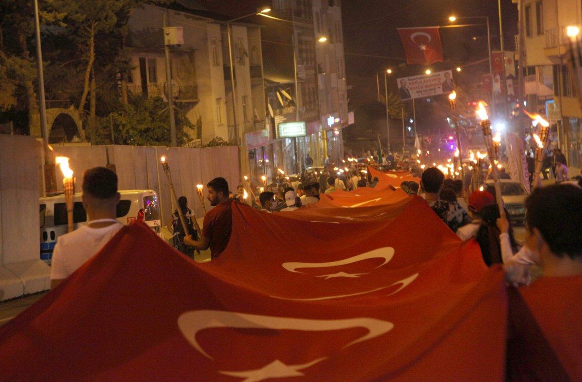 Ahlat’ta 'Fener Alayı': 150 metrelik bayrakla yürüdüler