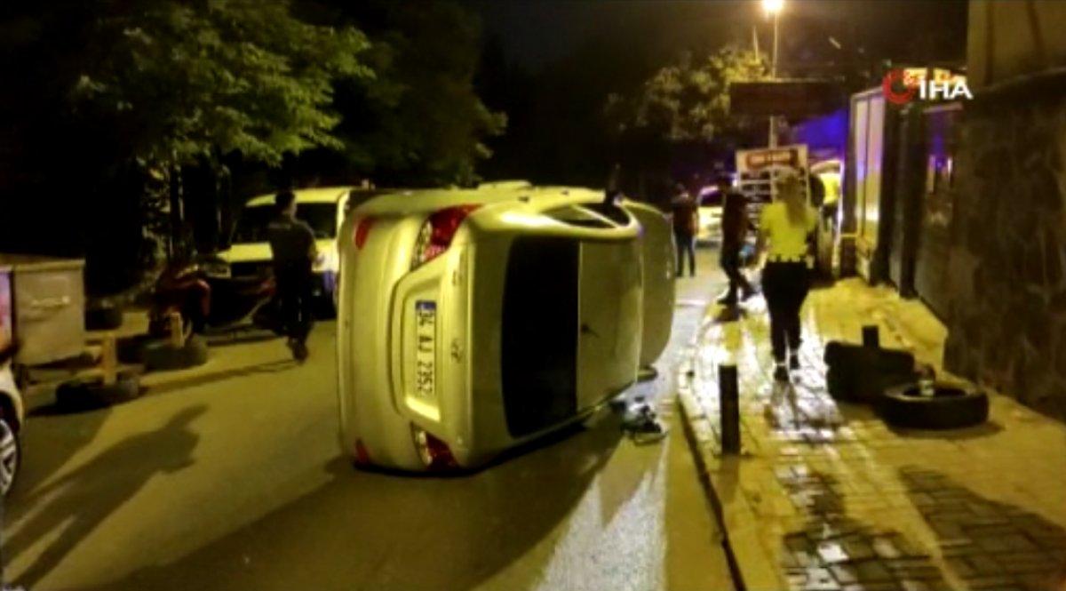 Beşiktaş'ta araçlara çarparak duran otomobil yan devrildi