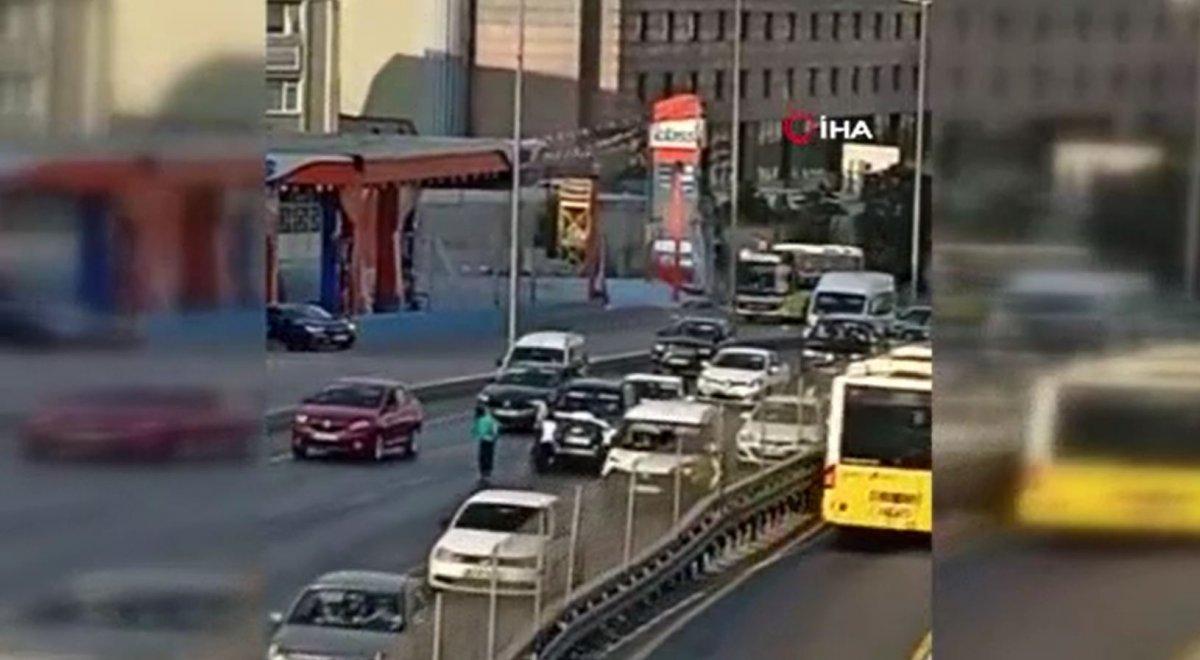 İstanbul’da, E-5 üzerinde çocuklar oyun oynadı