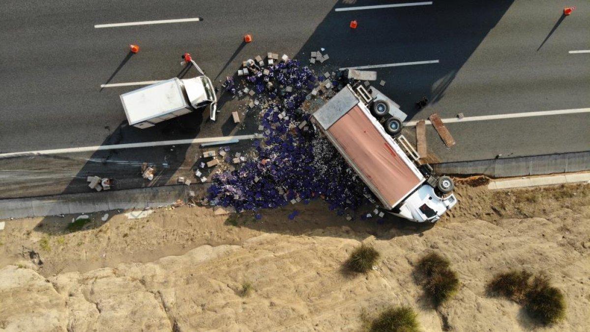 Riva'da yumurta yüklü kamyon devrildi