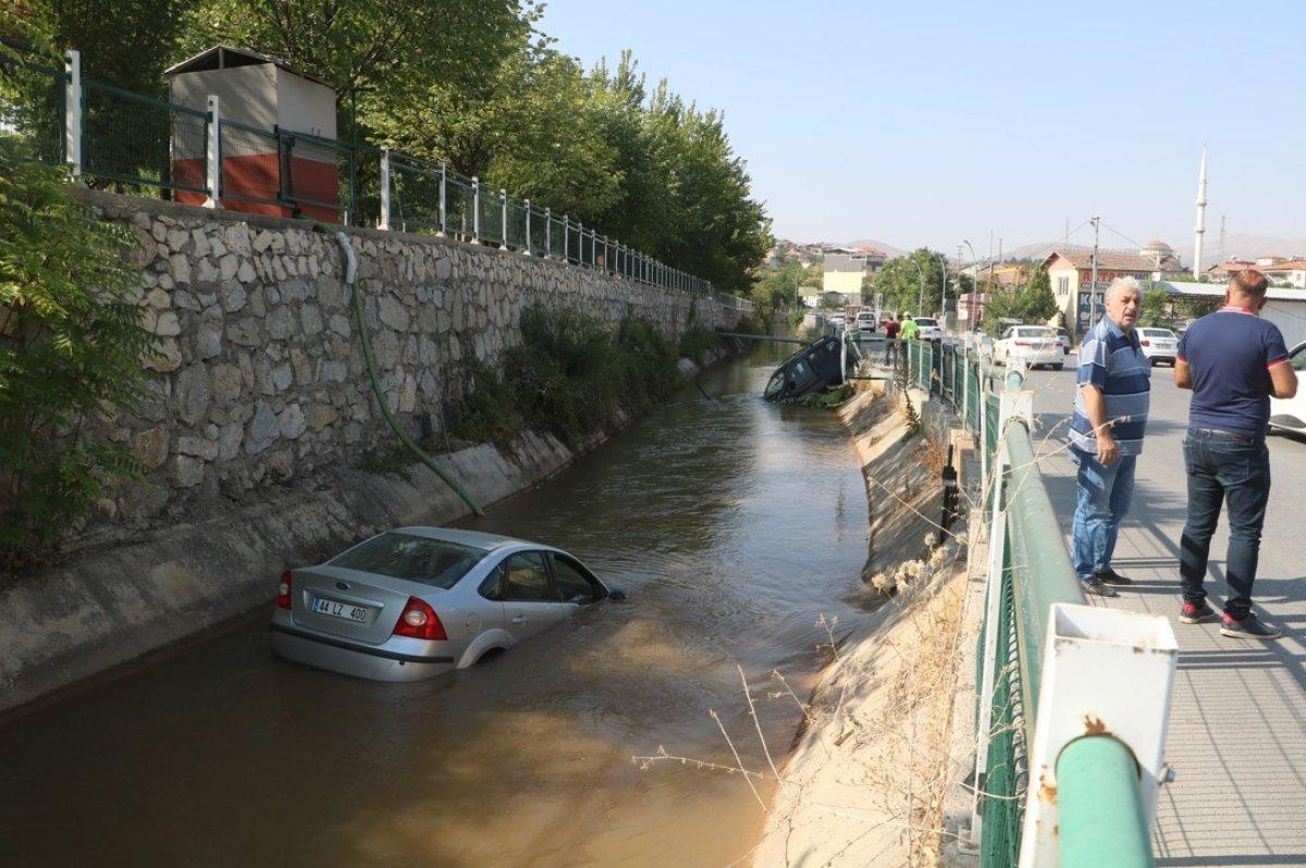 Malatya’da kafa kafaya çarpışan iki araç, kanala uçtu