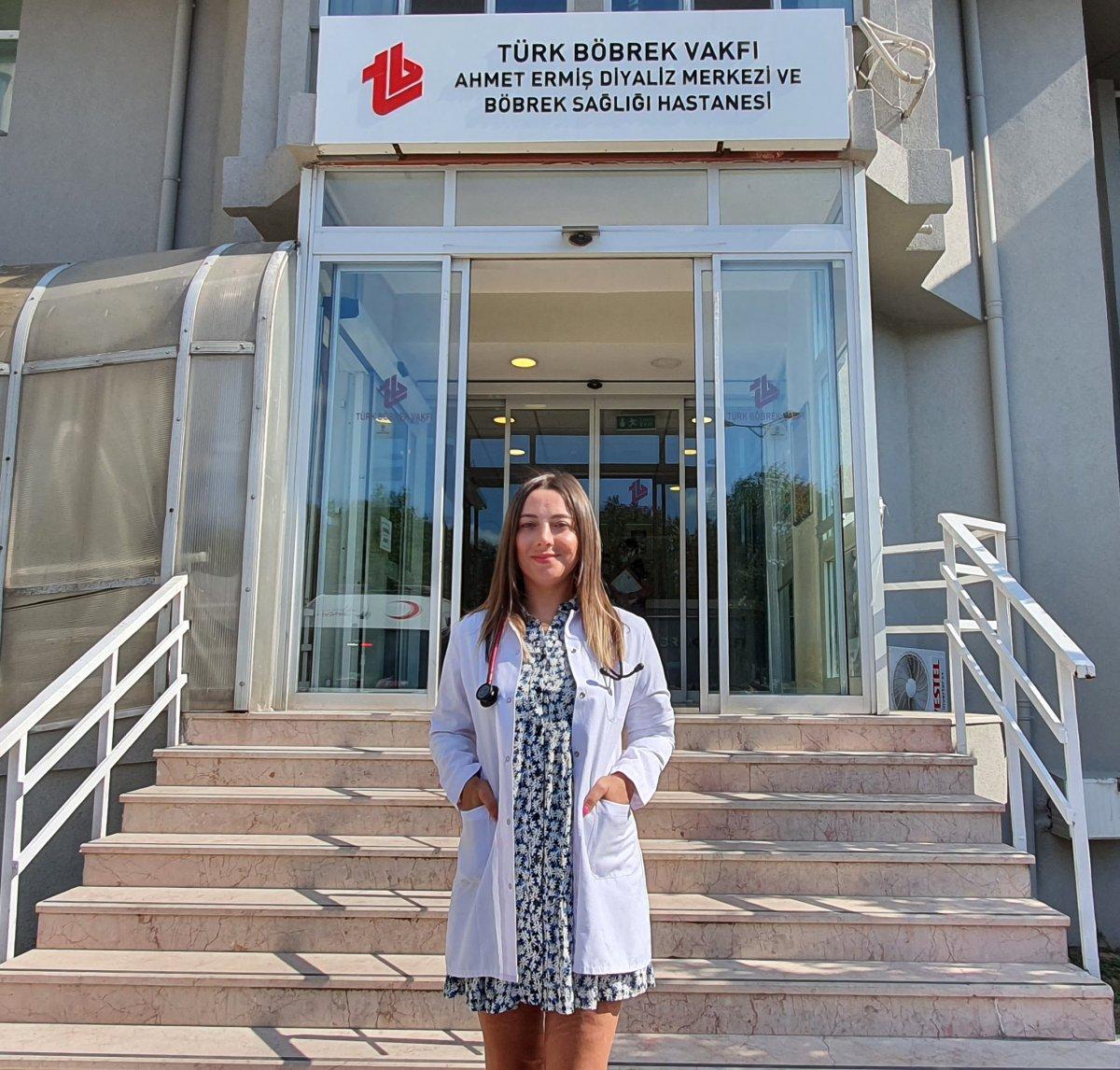 Su Emin, kendisini tedavi eden Mehmet Şükrü Sever'in meslektaşı oldu