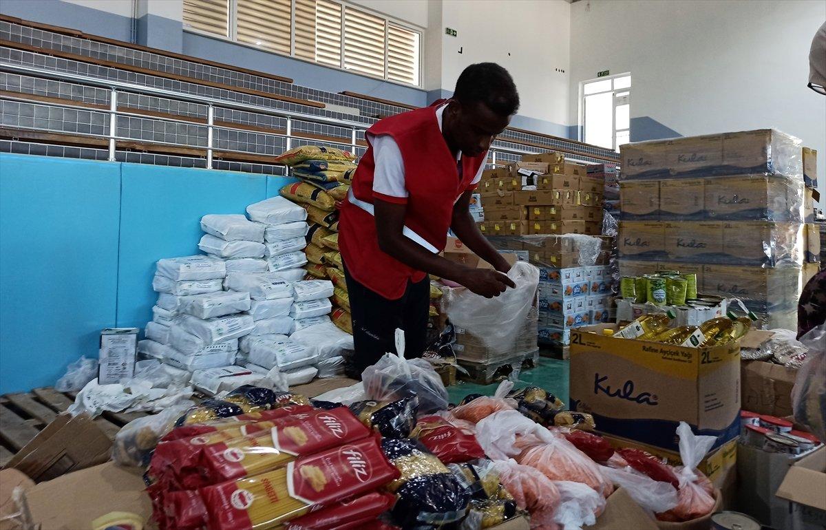Türkiye'de eğitim gören Somalili Said Ali Nur, sel bölgesinde yardım çalışmalarına katıldı