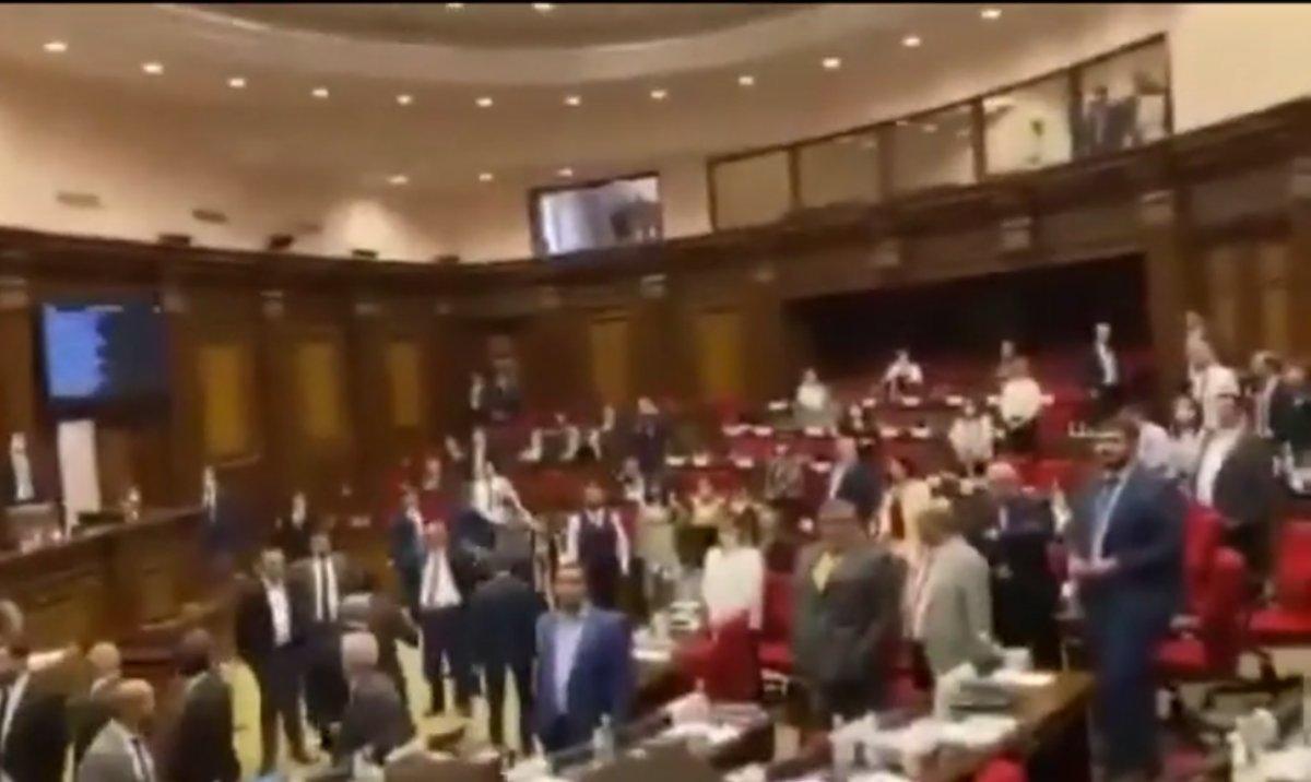 Ermenistan Parlamentosu'nda kavga çıktı