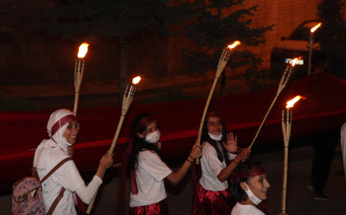 Ahlat’ta 'Fener Alayı': 150 metrelik bayrakla yürüdüler