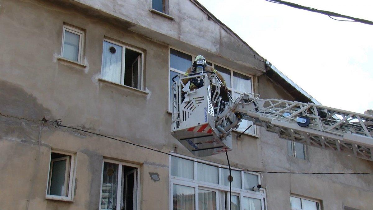 Maltepe'de çocuğunu rehin alan baba, evi ateşe verdi