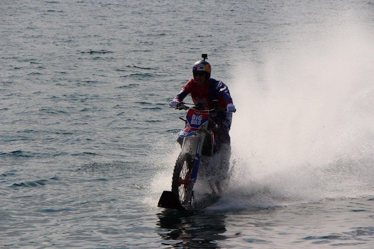 Motokros efsanesi Robbie Maddison, İstanbul Boğazı'nı su üstünde geçti