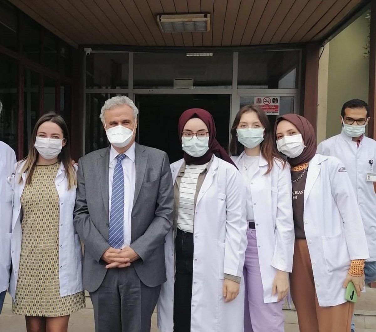 Su Emin, kendisini tedavi eden Mehmet Şükrü Sever'in meslektaşı oldu