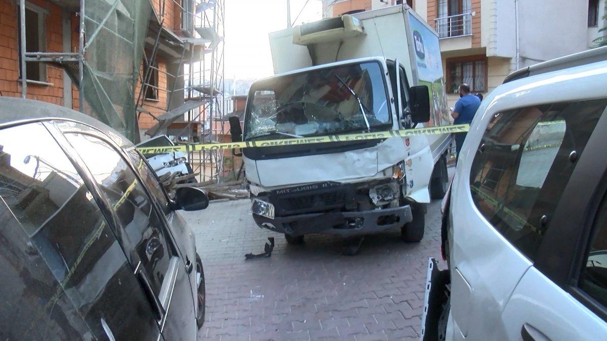 Kağıthane'de park halindeki kamyonet, araçlara ve inşaat iskelesine çarptı