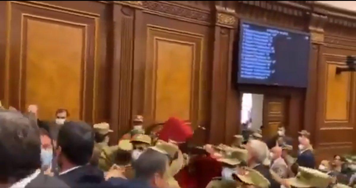Ermenistan Parlamentosu'nda kavga çıktı