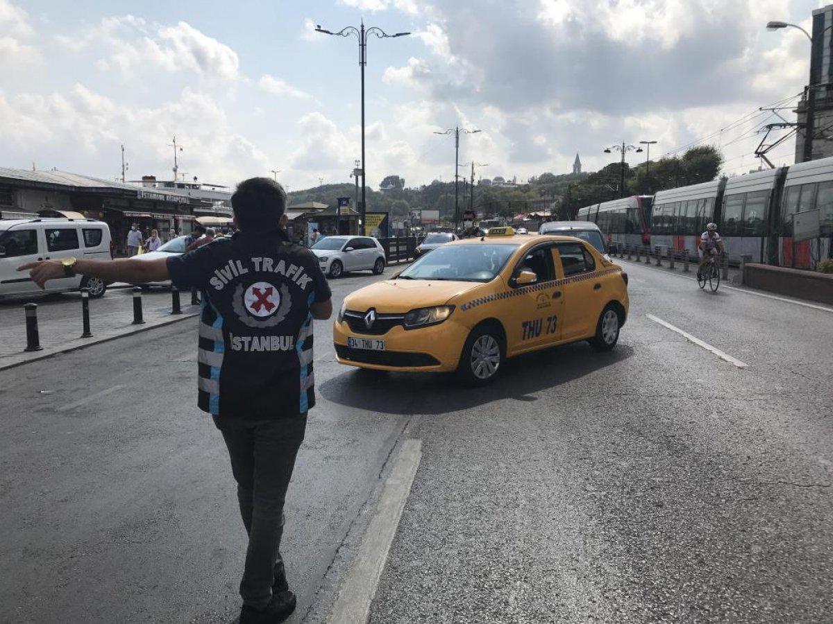 Eminönü’nde sivil ekipler taksileri denetledi
