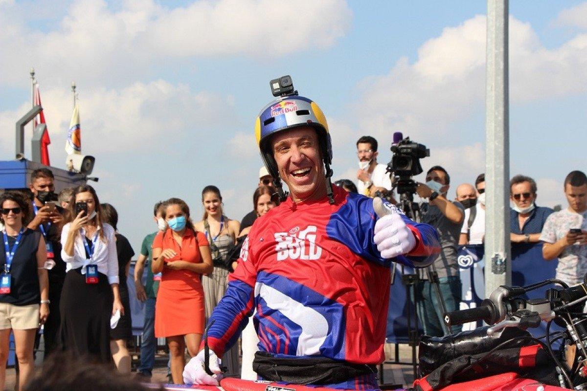 Motokros efsanesi Robbie Maddison, İstanbul Boğazı'nı su üstünde geçti