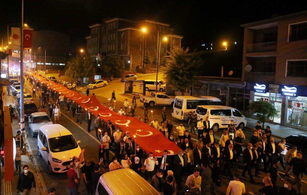 Ahlat’ta 'Fener Alayı': 150 metrelik bayrakla yürüdüler