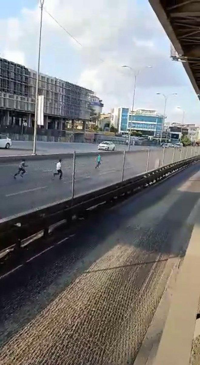 İstanbul’da, E-5 üzerinde çocuklar oyun oynadı