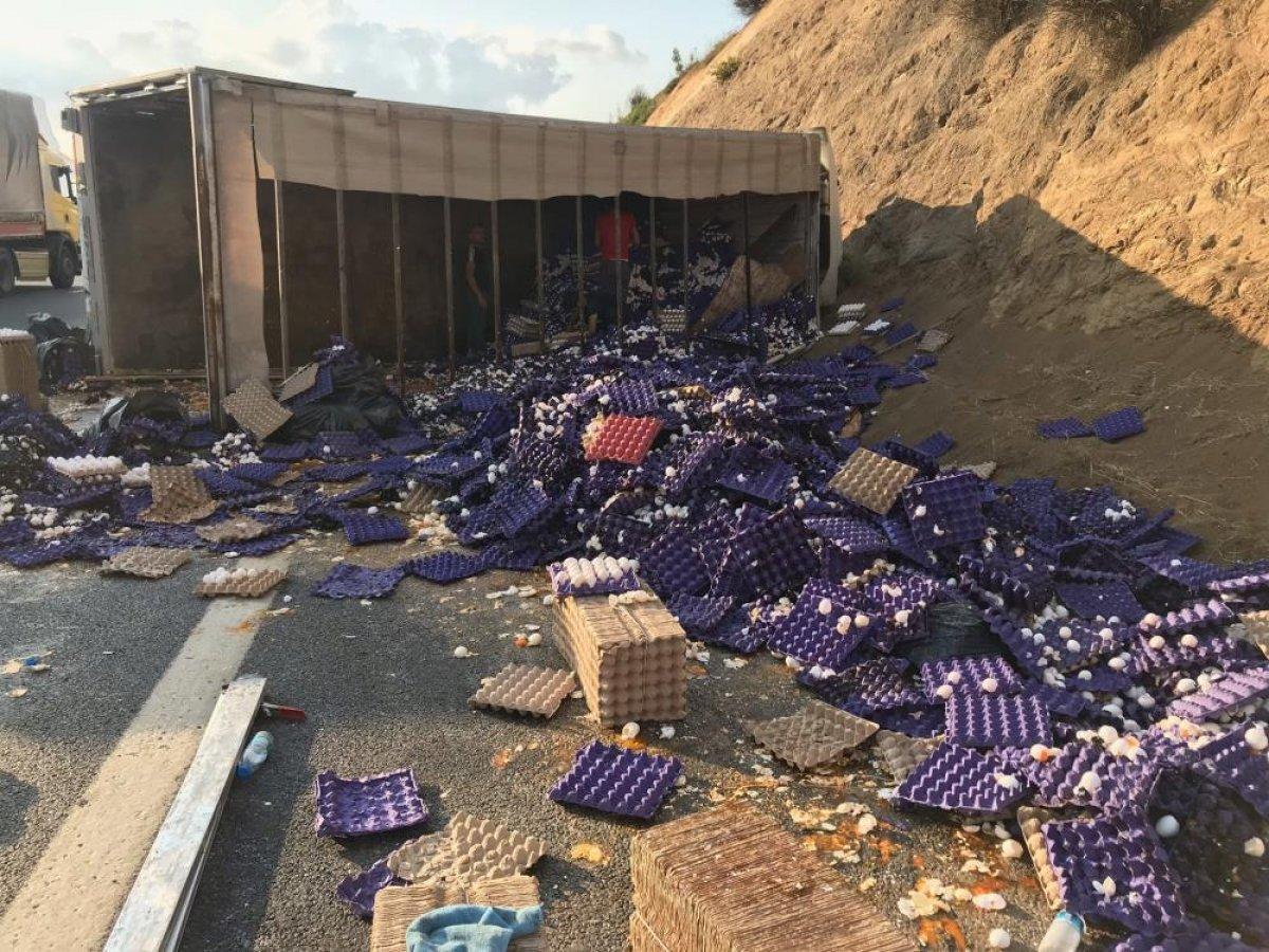 Riva'da yumurta yüklü kamyon devrildi