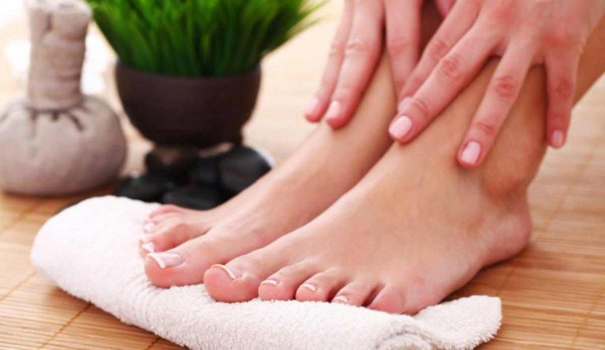 Yazın korkulu rüyası: Ayak kokusunu önlemek için 6 doğal yöntem