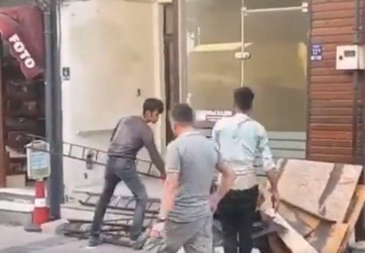 Çanakkale'de CHP ilçe başkanlığı binasının tadilatında Afgan işçiler çalışıyor