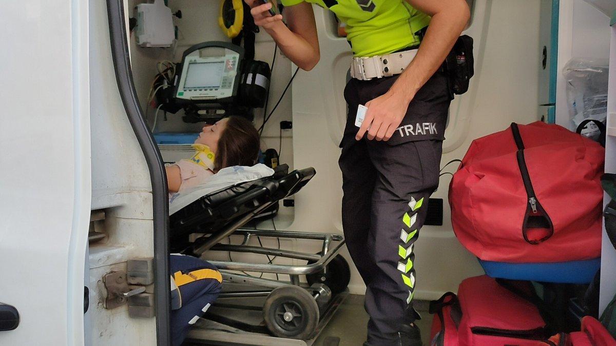 Antalya'da yola fırlayan kız çocuğuna otomobil çarptı