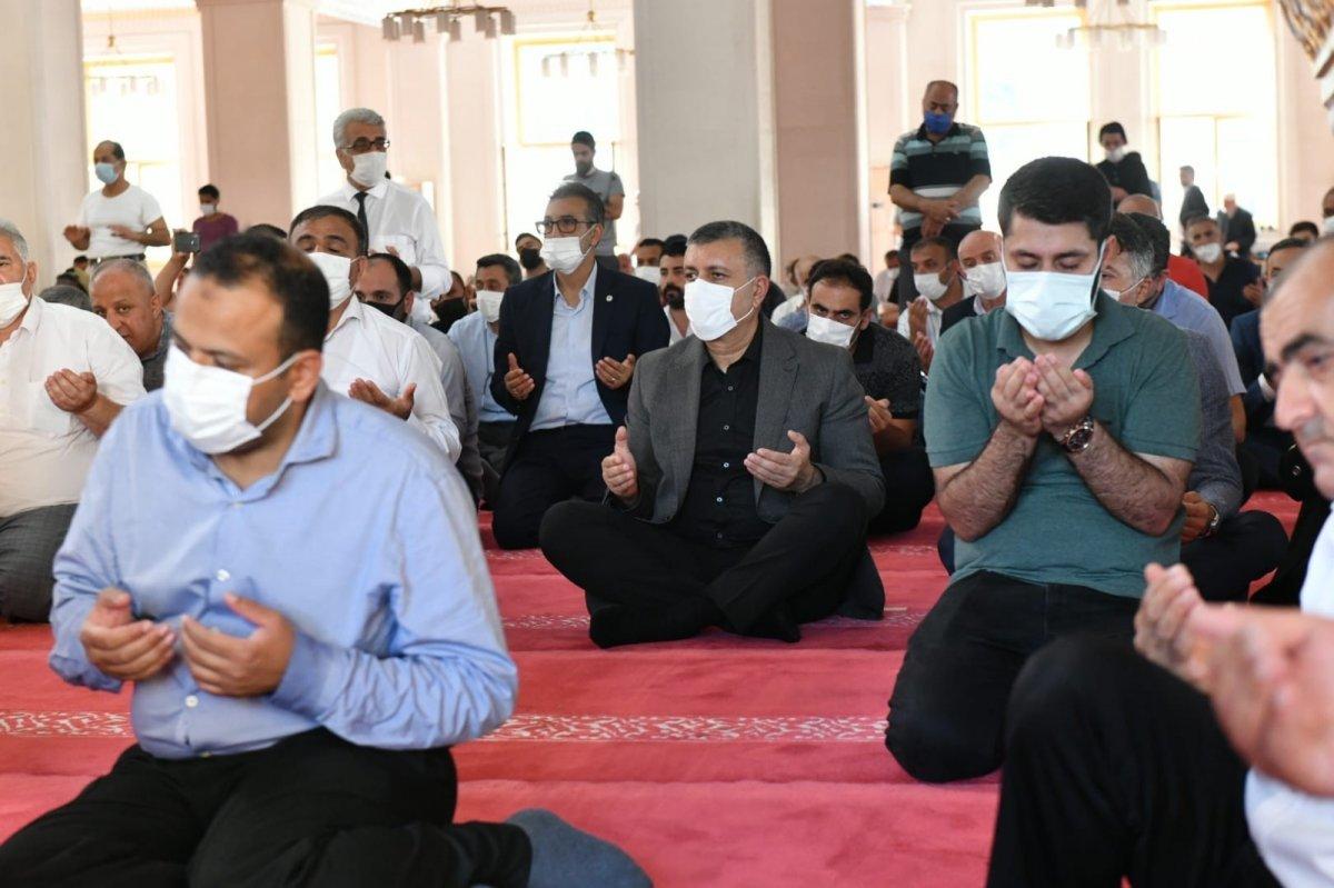 Esenyurt'ta doğal afetlerde hayatını kaybedenler için mevlit okutuldu