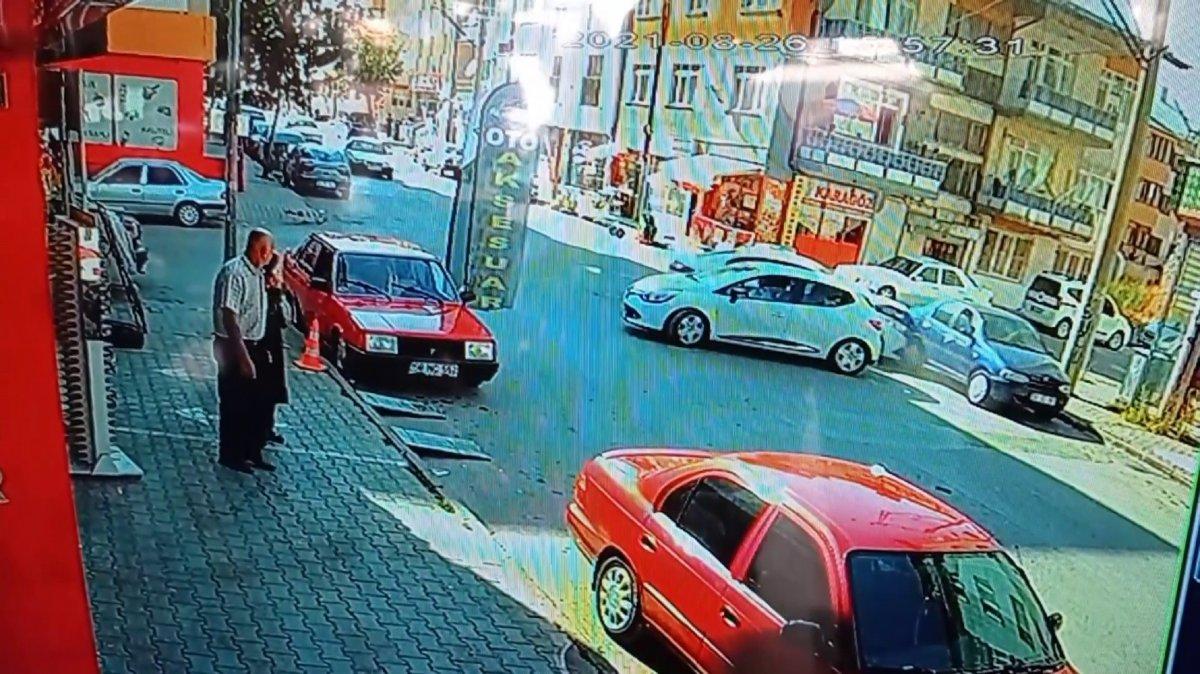 Sivas’ta, ara yoldan çıkıp 2 araca çarptı