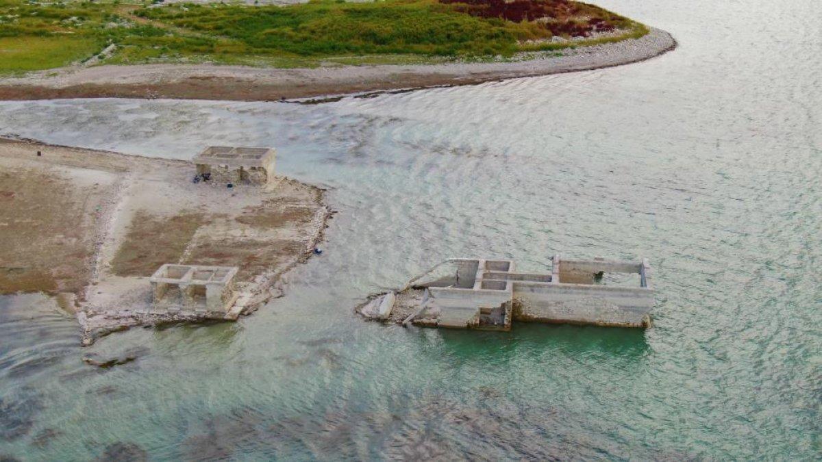 Elazığ’da sular çekildi, 75 yıllık okul ortaya çıktı