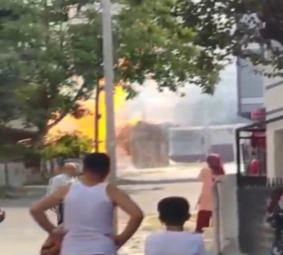 Avcılar’da kulübede çıkan yangın, elektrik tellerini kopardı