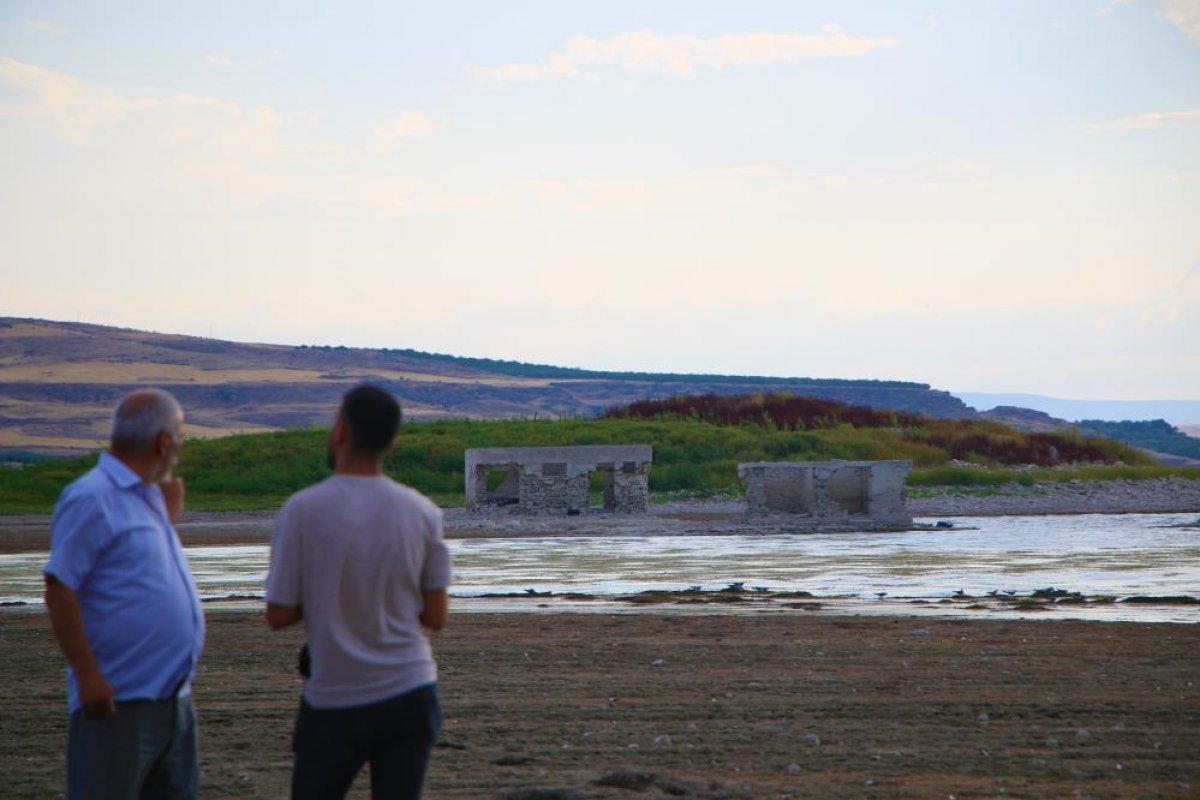 Elazığ’da sular çekildi, 75 yıllık okul ortaya çıktı