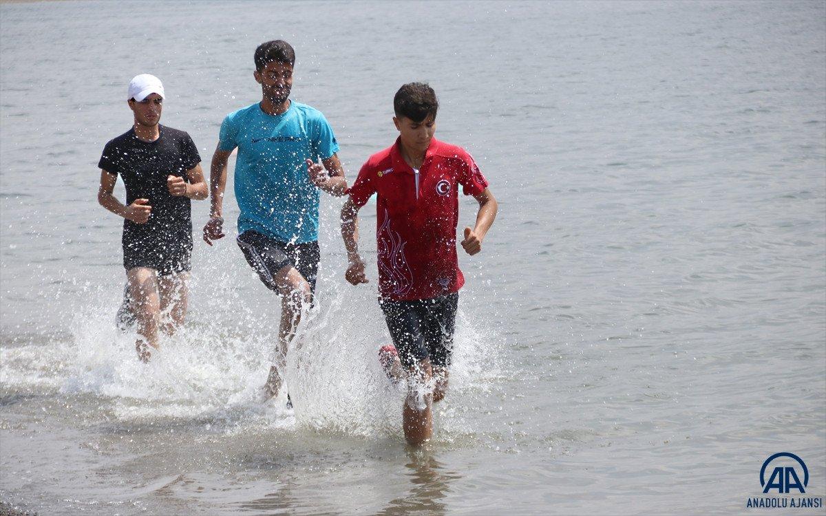 Van Gölü kıyısında yaptığı antrenmanlarla 1 ayda 3 şampiyonluk kazandı