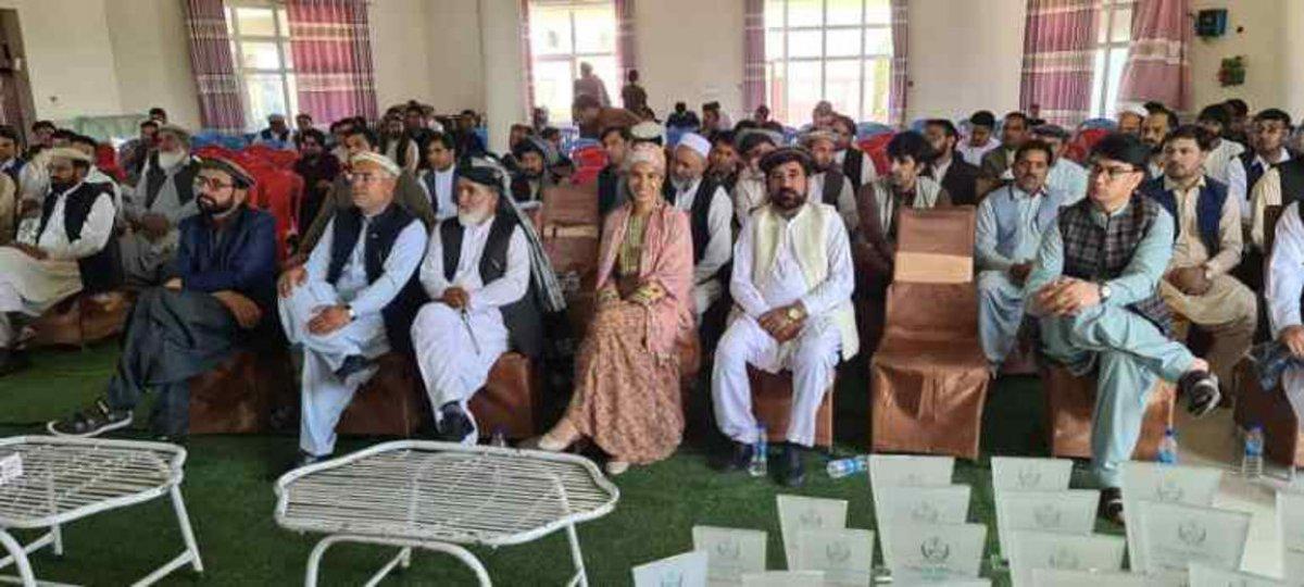 Afgan kadın, ülkesinden ayrılmak istemiyor