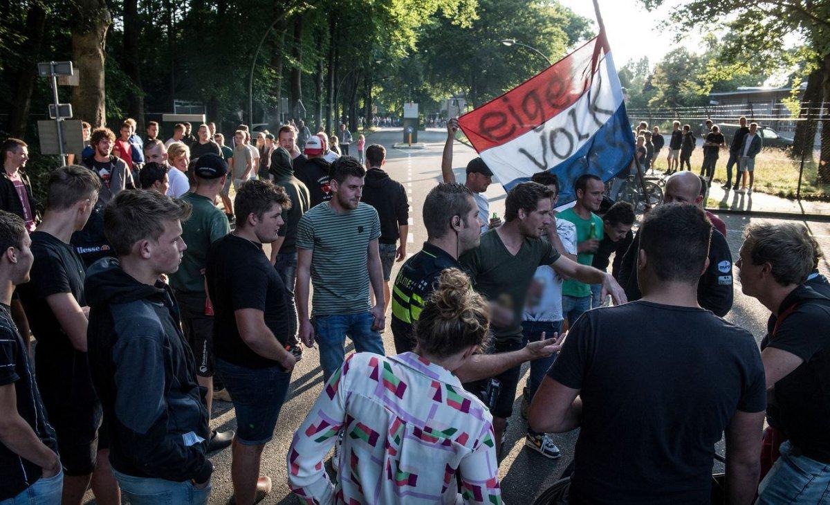Hollanda'da Afgan sığınmacılar protesto edildi