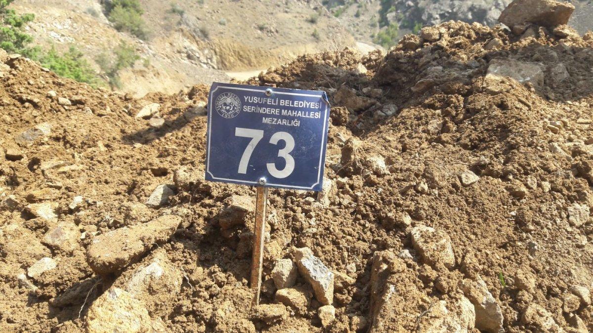 Artvin’de sular altında kalacak ilçede, hüzünlü mezar nakil işlemi